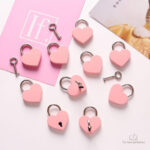 Cadenas en couleur rose pour carnet secret