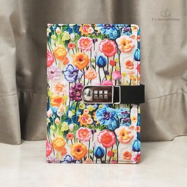 Couverture du journal intime avec design fleuri raffiné