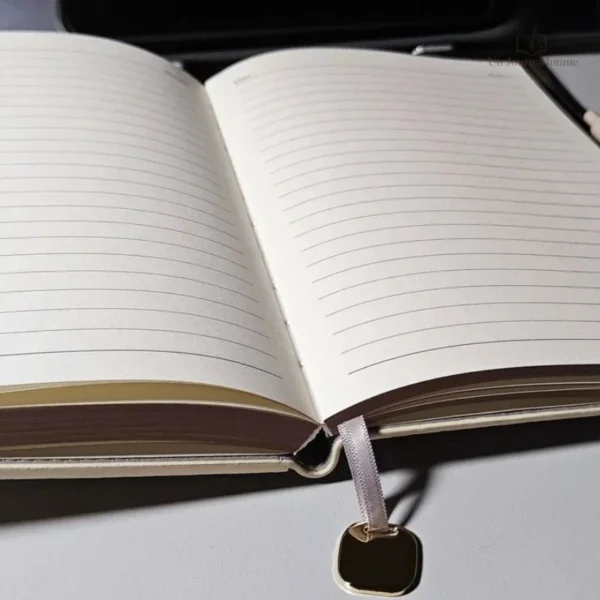 Journal intime pratique avec porte stylo, couleur beige