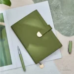 Journal intime beige élégant avec emplacement pour stylo