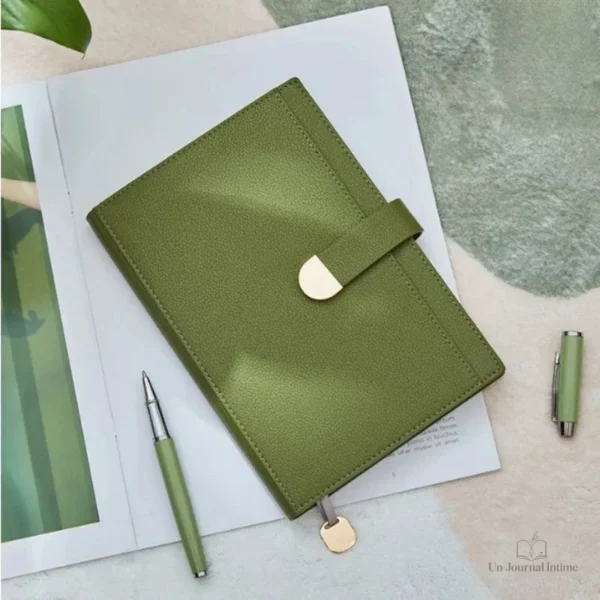Journal intime beige élégant avec emplacement pour stylo
