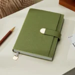 Carnet moderne avec couverture beige et porte stylo