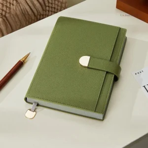 Carnet moderne avec couverture beige et porte stylo