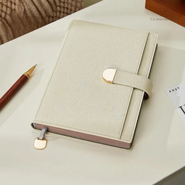 Carnet intime en beige avec option de rangement pour stylo