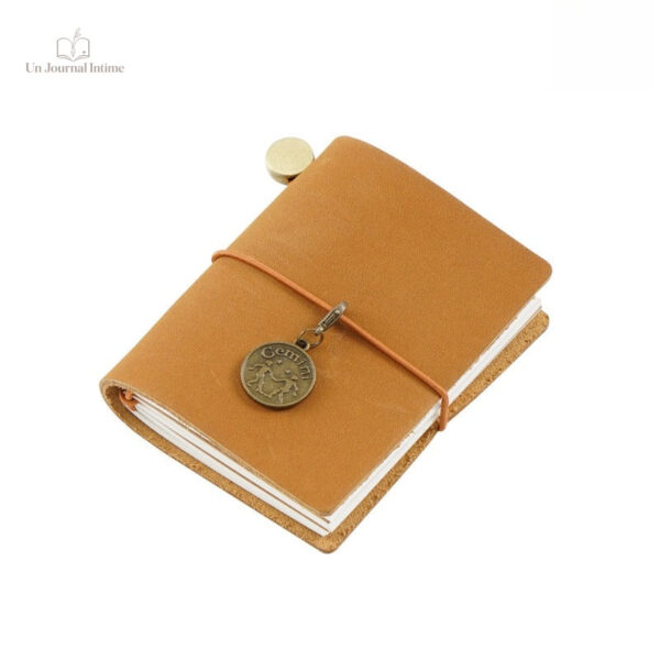 Carnet intime compact bleu pour des réflexions personnelles