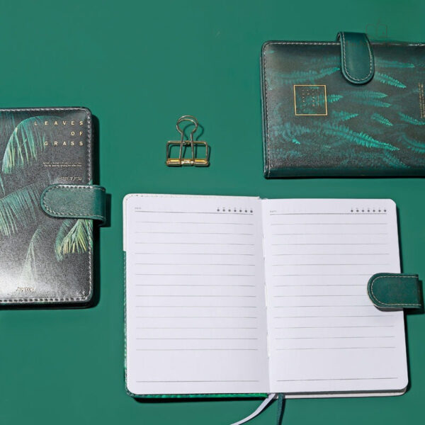 Cahier décoratif vert pour un usage personnel et intime