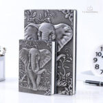 Éléphant stylisé sur un journal pour enfants