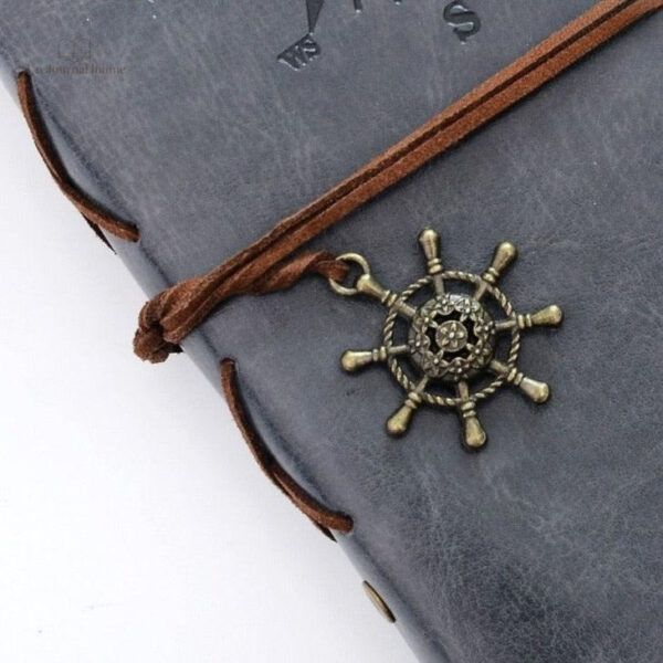 Écriture fluide dans un journal intime en cuir