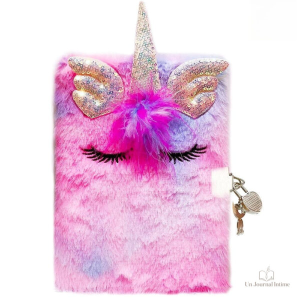 Écrire ses idées dans un journal licorne enchanteur