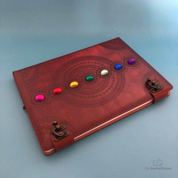 Journal artisanal orné de pierres énergétiques colorées