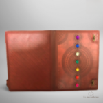Carnet de notes médiéval avec gemmes de chakra