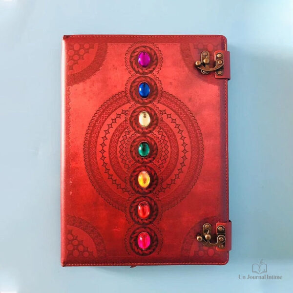 Carnet spirituel avec pierres de chakra intégrées