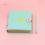 Carnet noir avec motif abeille