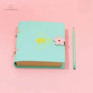 Carnet noir avec motif abeille