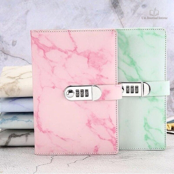 Journal intime avec couverture en rose pastel