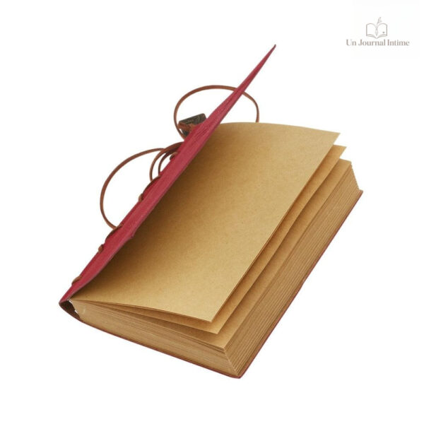 Journal rouge avec pages blanches pour notes et pensées