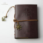 Cahier ancien avec motifs raffinés sur la couverture