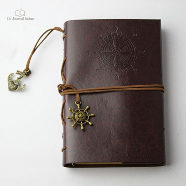 Cahier ancien avec motifs raffinés sur la couverture